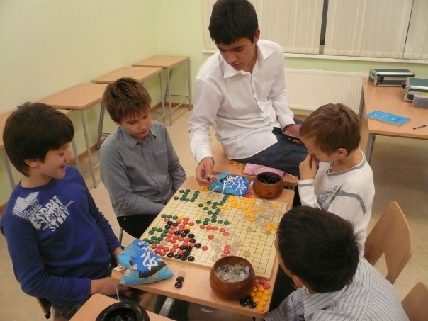 Ученики М.Г. Емельянова в Павловской гимназии играют в многоцветное Го